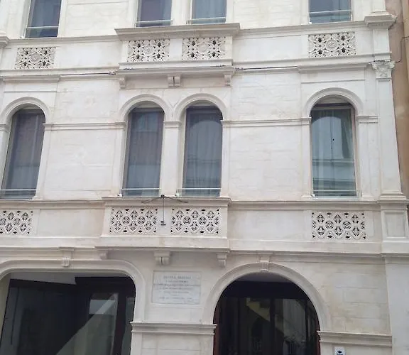 Borgoleoni 18 - And Breakfast فيرّارا